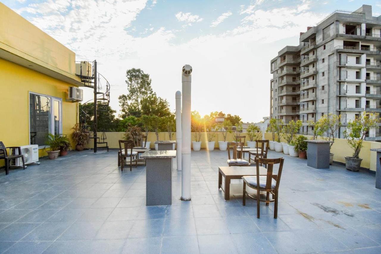 Oyo 75460 Sky High Residency Hotel Ludhiana Ngoại thất bức ảnh